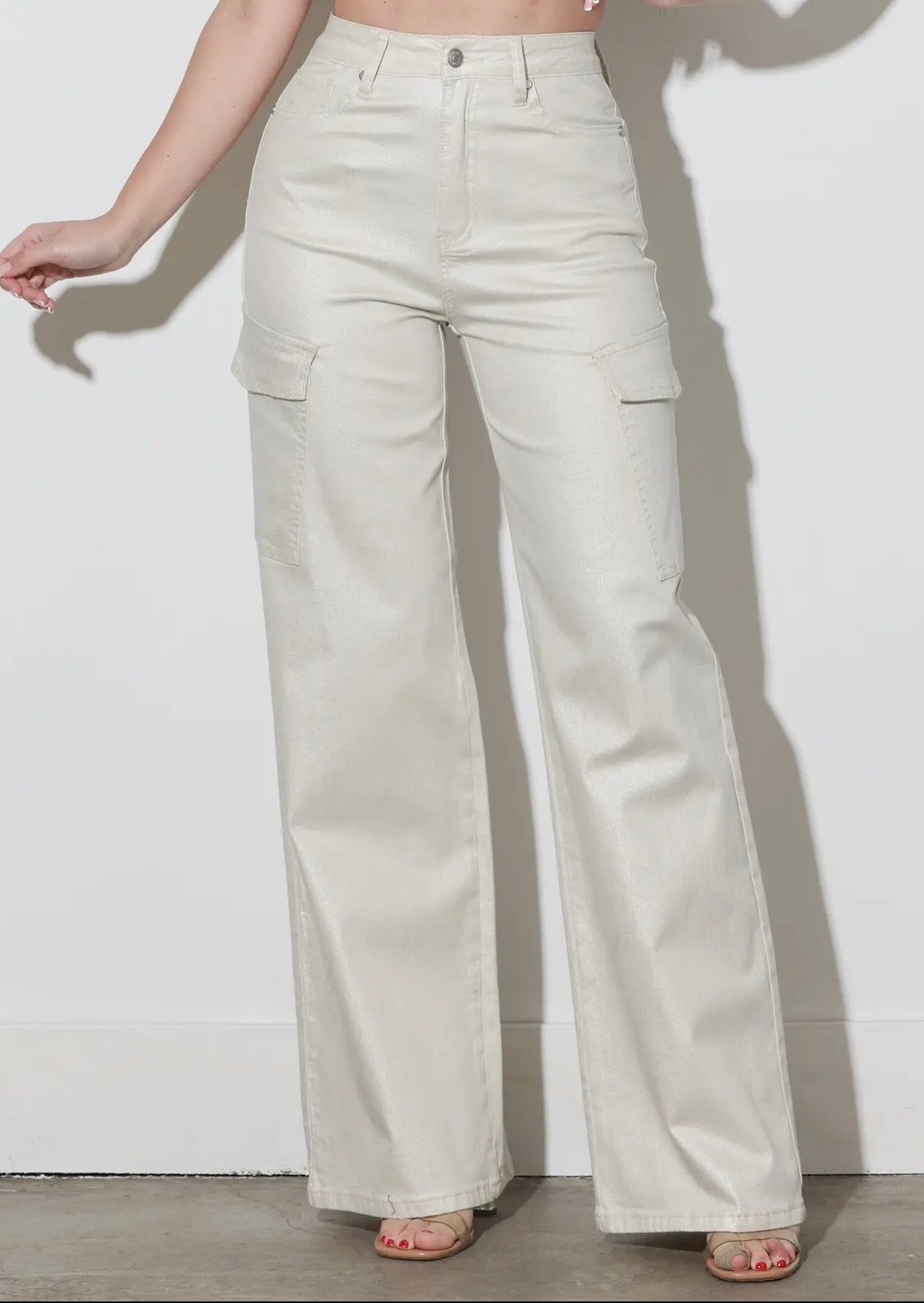 Wide leg cargo jeans with shine and high waist